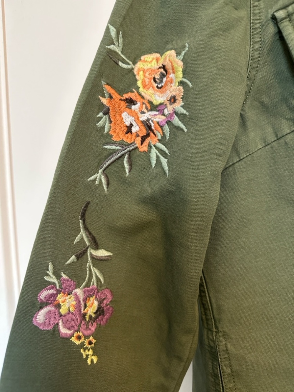 Levi’s Embroidered Flowers Military Jacket 
Size L Army Green NWOT - Picture 3 of 10